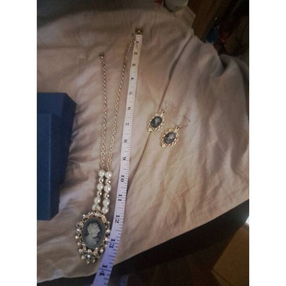 NIB- Beautiful Gray Cameo set with faux pearls & clear crystals - Picture 5 of 8